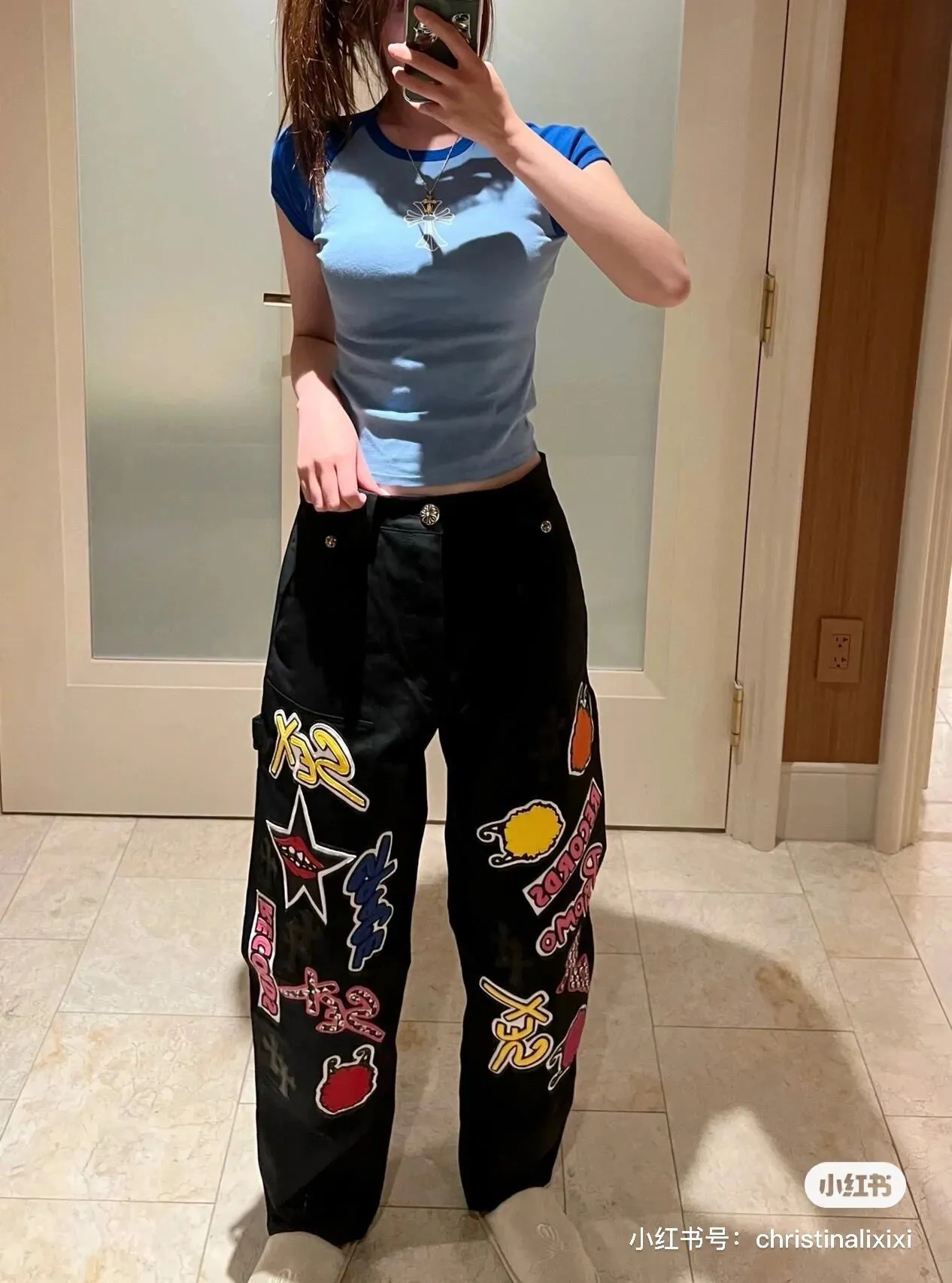 P260 Chrome Hearts Chrome Hearts black multi-element graffiti overalls Chrome Hearts clothing creative director Mattyboy Mattyboy, whose real name is Matt DiGiacomo, is a graffiti artist with a non-school background. He started to serve as the creative director of the Chrome Hearts clothing series in 2018. Since then, Chrome Hearts, which has been injected with young blood, has become popular again. Popular clothing and leather goods, especially the vintage trousers modified product line, must be pre-ordered in stores around the world. Especially patterns like Checker Ball, Checker Eyes and Smiling Lips. The fictional record company logo "SexRecords" often appears in his works, forming his unique style. "I hate humanity, but I love art. Before the end of my life, I just want to do my best to create." ----Matty Boy Mattyboy and vrigil Abloh are also very close. They are both ICONs who bring street culture into luxury accessories. Via.MattyBoy90 (IG) Size: 28/30/32/34/36 Waist: 69/74/79/84/89 Knee circumference: 50/51.5/53/54.5/56 Pants length: 102/104/106/108/110